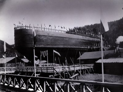 Nr stoczni 647, Bajkał. Pokazuje parowiec promowy do łamania lodu, który jest gotowy do wypuszczenia na jezioro Bajkał, 1896 r. autorstwa English Photographer